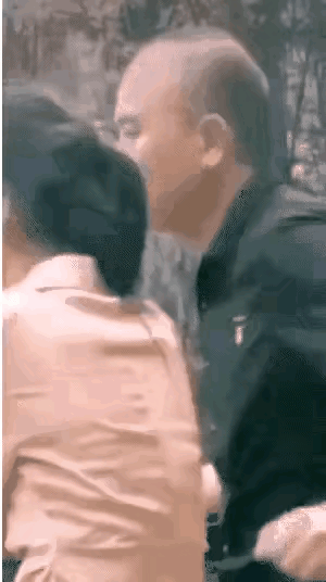 有心无胆，常言说色胆包天，这位男人却是胆小如鼠。俩人站在栏杆边观景，男子伸手