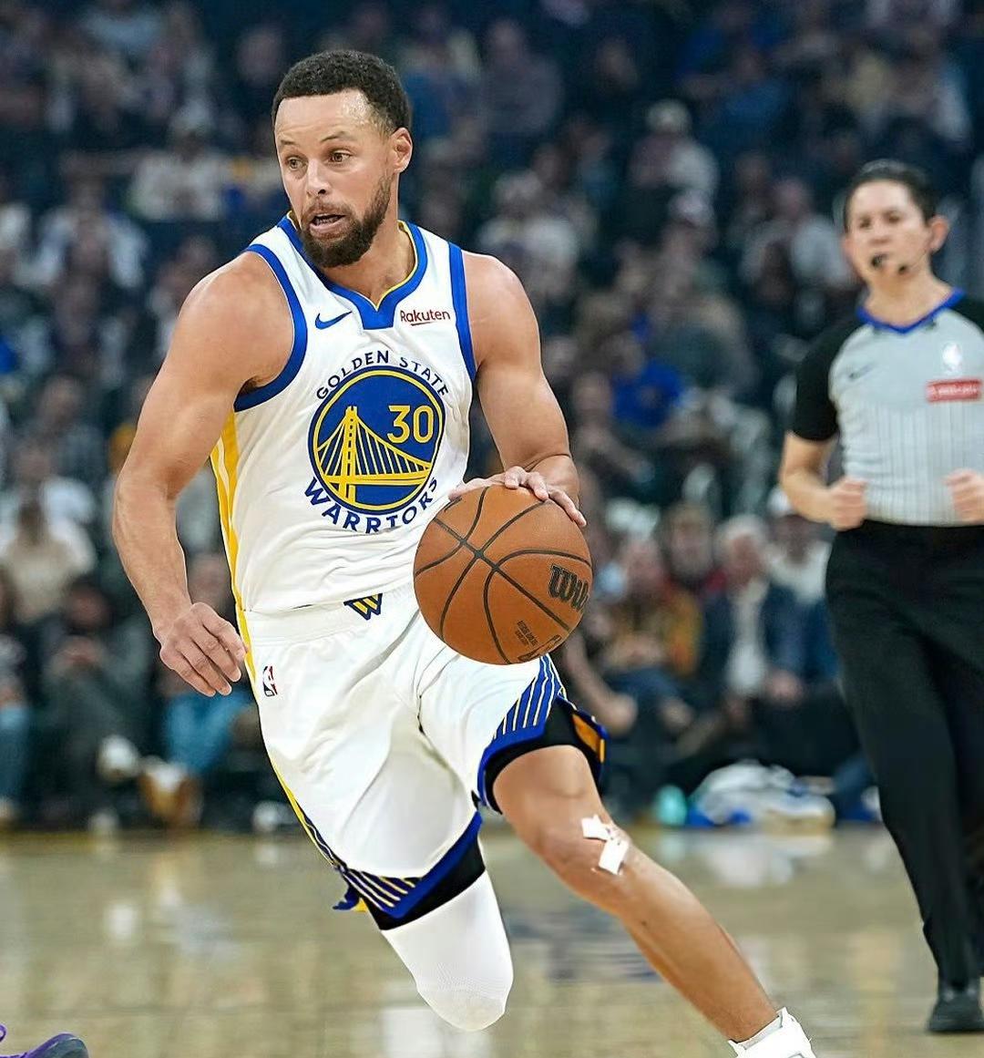 有一说一，今日詹姆斯和库里根本不在一个级别！！詹姆斯：今天出战34分钟，投