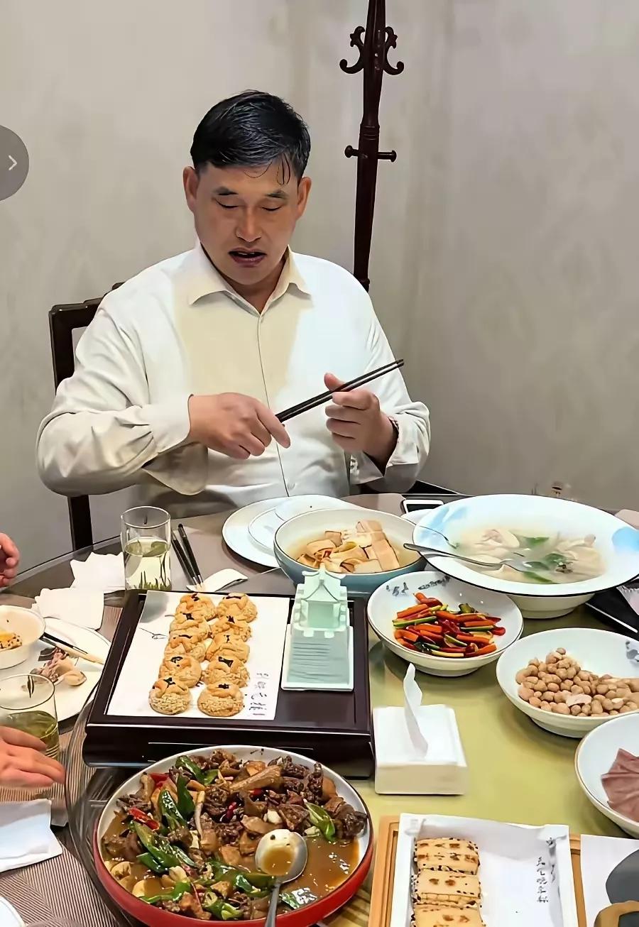 大衣哥朱之文为什么二十年热度还是不减？接地气是他最厉害的杀手锏，那么多农民歌手