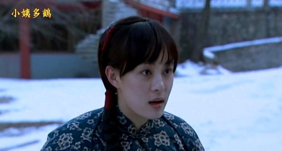 会走路的奶瓶。这是多鹤。她刚生完孩子。不是妻子。不是母亲。她是“小姨”