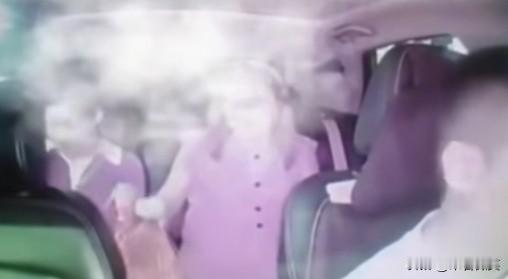 深圳两名女子白嫖路人打车费后续，司机称，打车费是50多元，两名女子在车上一直拿着