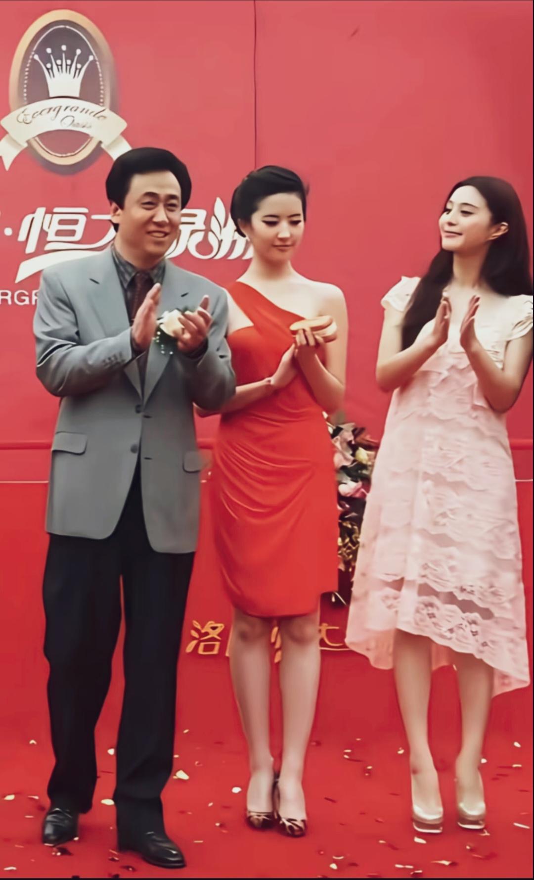 刘亦菲红色半肩裙装，气质温婉恬静！不知道为什么与这两个人混在一起！