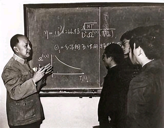 1964年，在毛主席的生日宴会上，毛主席递给钱学森一支烟。可就在钱学森打算伸手接