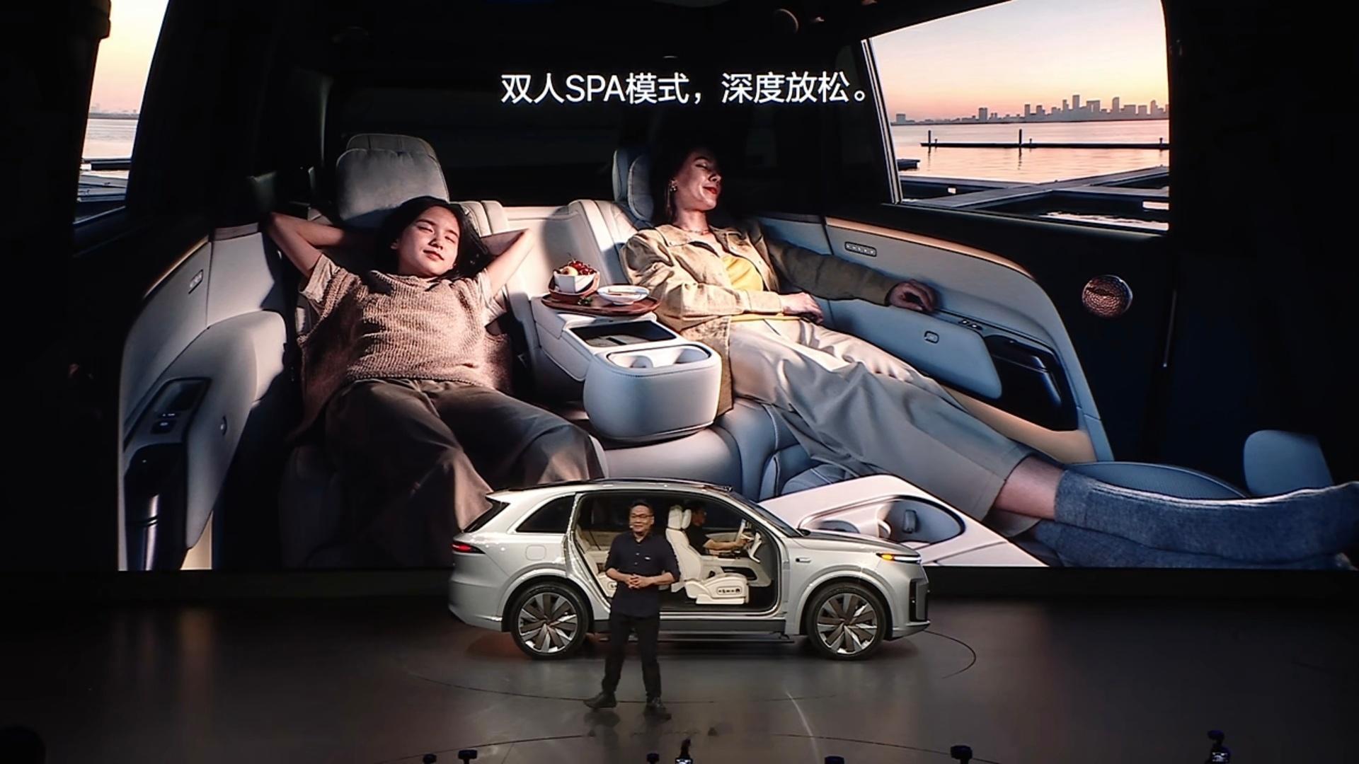 今晚新L8发布会上的“敞门版”L8真是太棒了，充分展示了这车巨大的乘坐空间，尤其