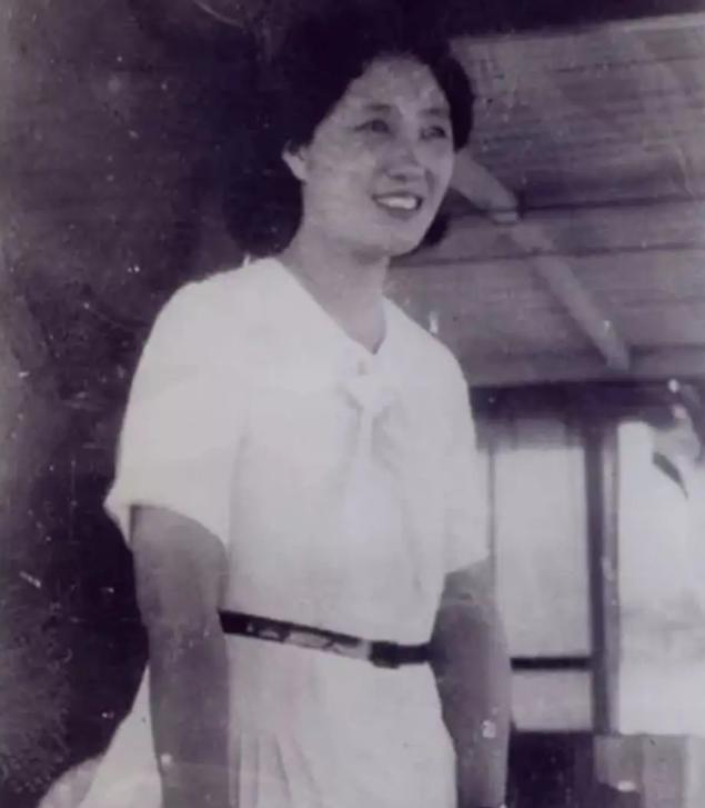 1949年，解放军第9兵团司令员宋时轮参加宴会，目光却突然被一位仪态万方的女子牢