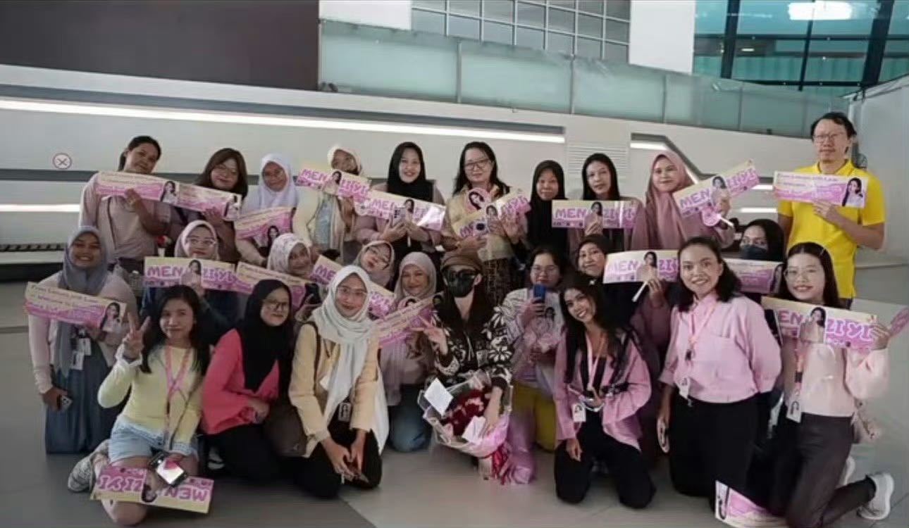 孟姐的海外之旅满载温馨！印尼粉丝的热情接机，是对她多年耕耘的最佳回报。期待明天活