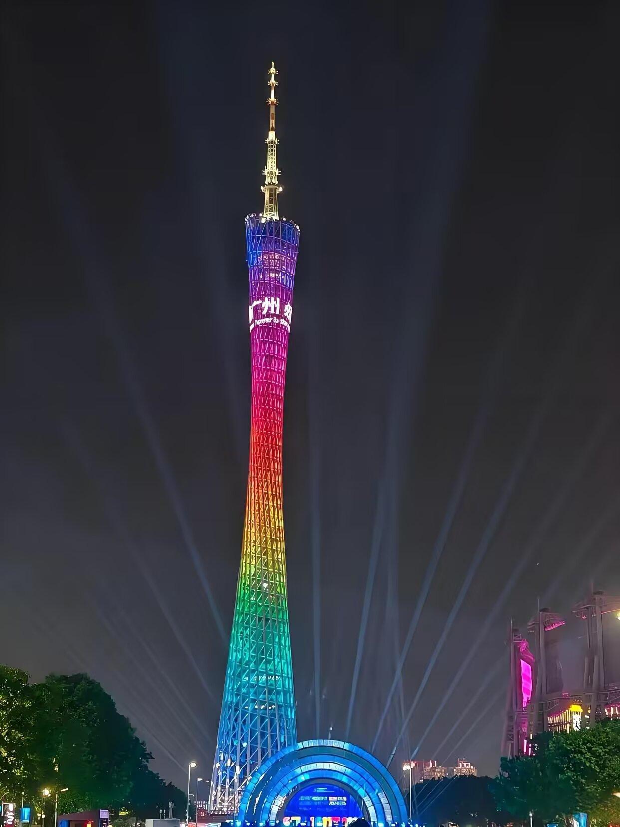 广州塔璀璨夜色，彩虹灯光闪耀，美不胜收！🌈✨
