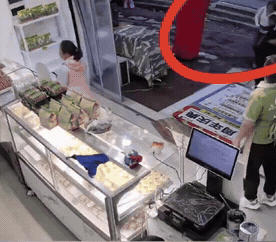 你信不信，有些客人是自带财运的？一家糕点店，晚上店里没生意，正当老板想歇业拉
