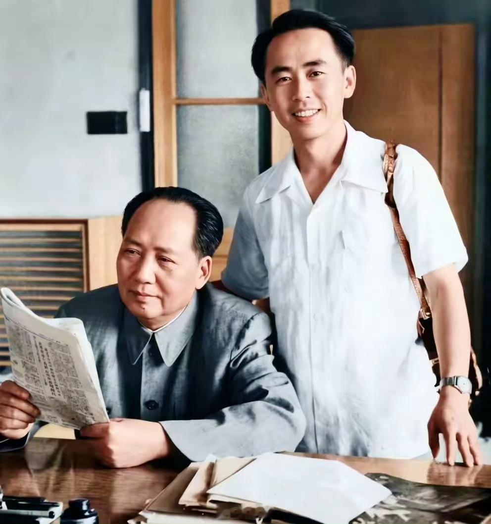 毛主席在坐着看报纸，旁边的男士是谁呀？就这么靠着主席，一点也不生分，好像老熟人了