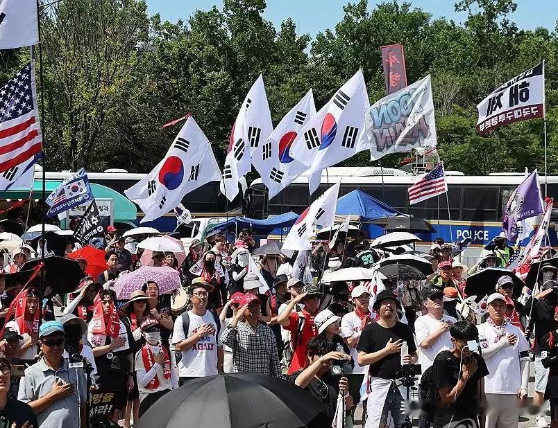 据韩国警方透露，12日下午2时30分起，新自由联会、持极右翼立场的媒体博主“贝拉