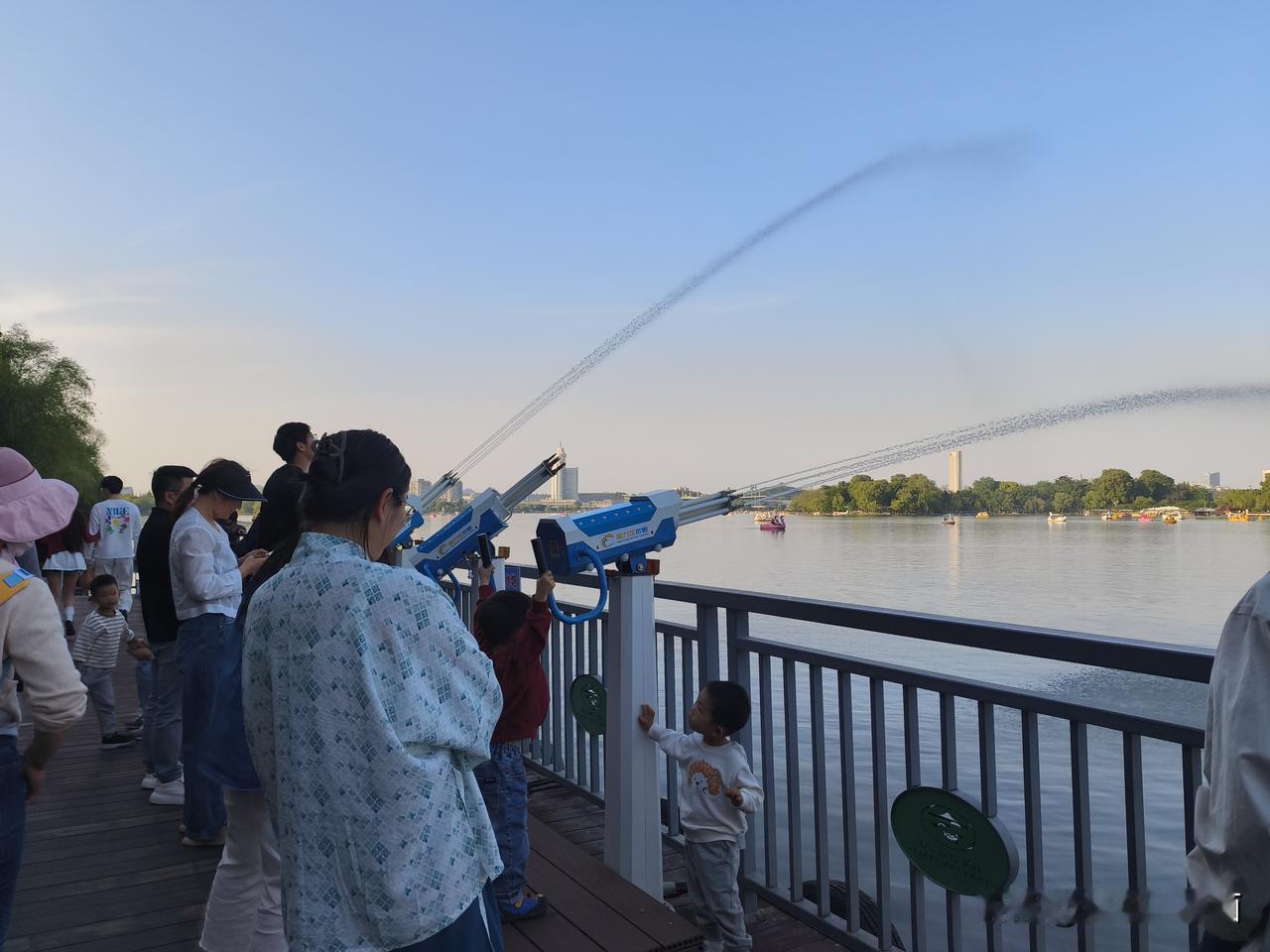 分享一张你在南京拍的最美的照片吧南京玄武湖湖边有点像上海滩的外景了，特别是双休的