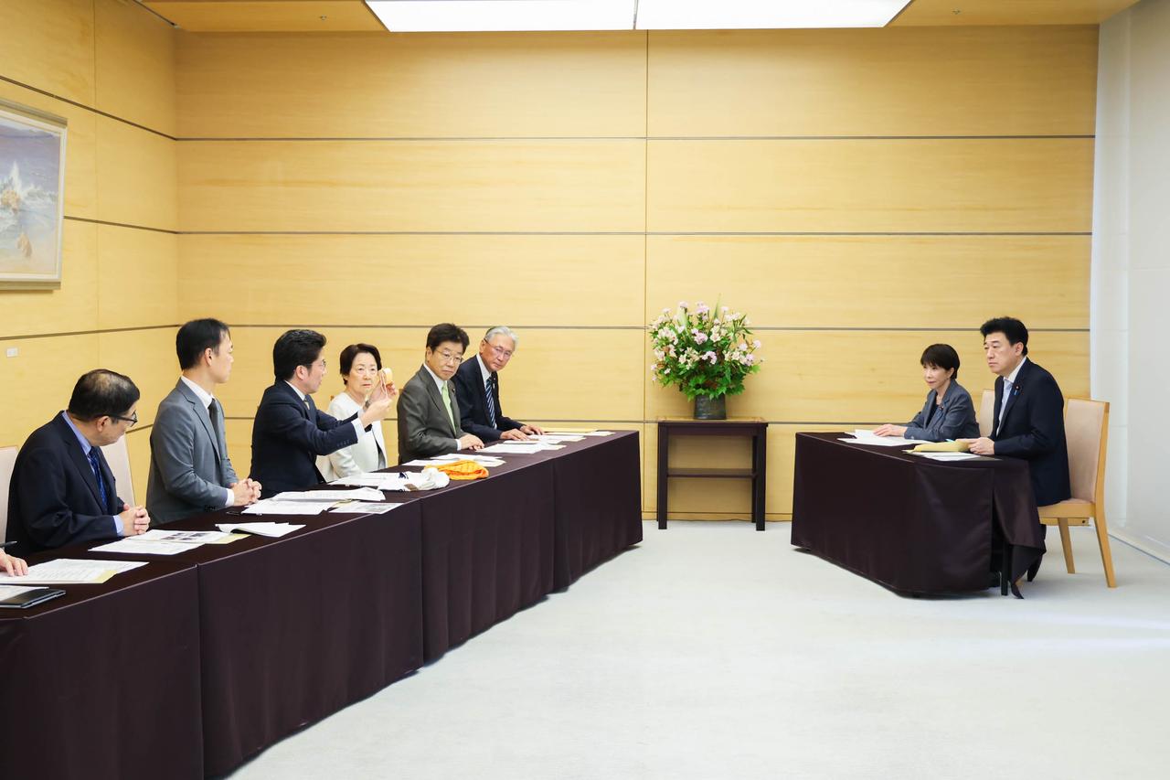 10月6日，高市早苗在首相官邸与被绑架日本人家属及救援团体代表会面时，正式披露了