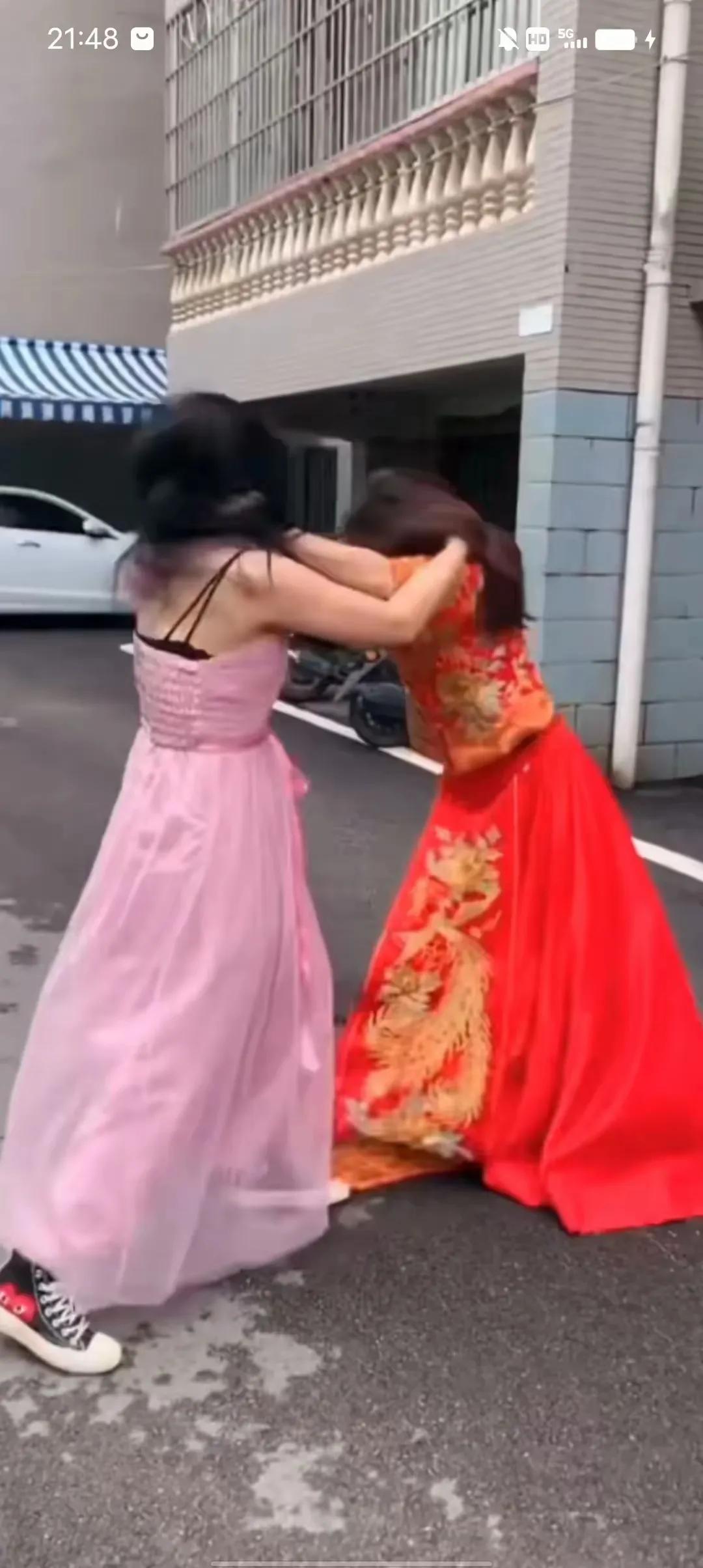 结婚现场直接打起来了？新娘和闺蜜扭成一团，新郎拉架不成居然溜了——这哪是闹婚，分