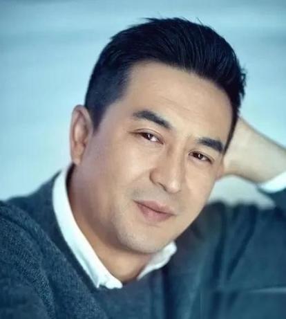 曾经，张嘉译的前妻杜珺，竟然当着媒体的面，怒斥：他之所以娶我，据说不是奔着感情来