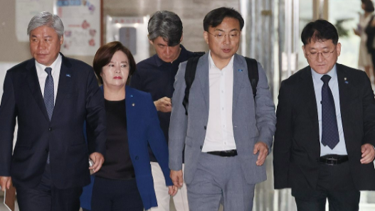 10日韩国祖国革新党共同创党准备委员长殷宇根，以党内性侵事件为由退党。曹国出狱后