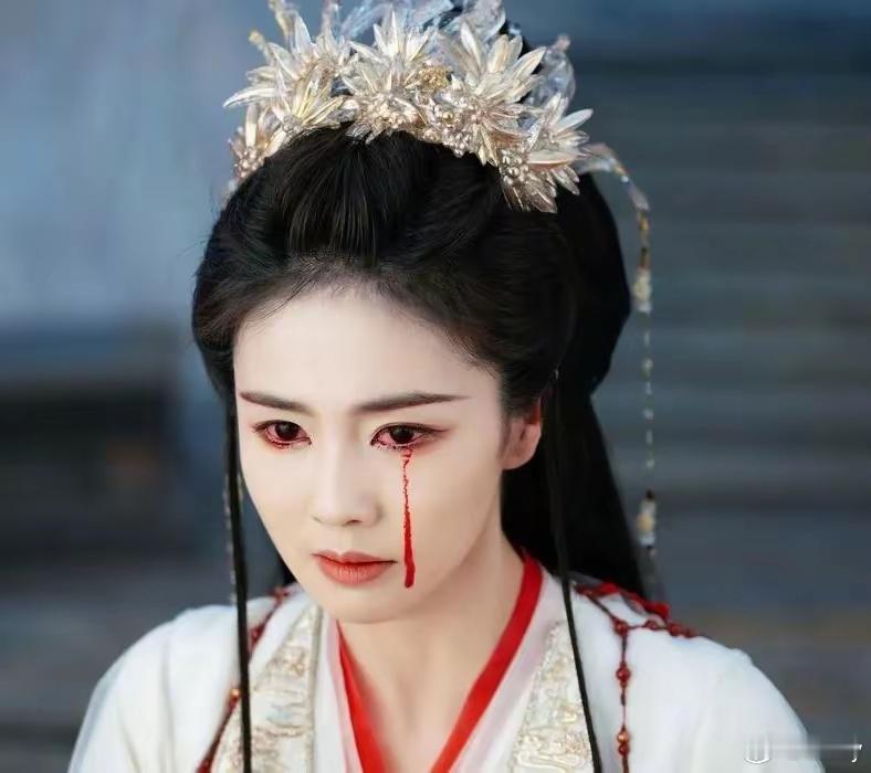于正晒白鹿《临江仙》眼泪泣血剧照，双眼泛红流血泪，如凤凰泣血。​​​