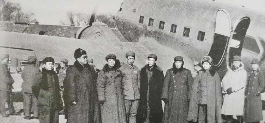 1949年冬，彭老总从大西北返京，当时一群人去南苑机场迎接彭老总。我们来看看当时