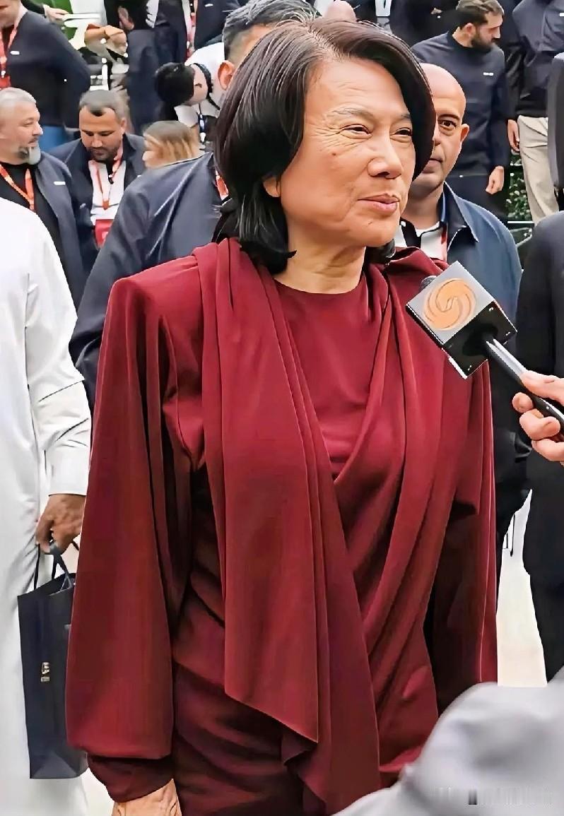 主持人问董明珠：“你朋友圈里都是马云、王健林、刘强东这些大佬，平时都聊些什么呀？