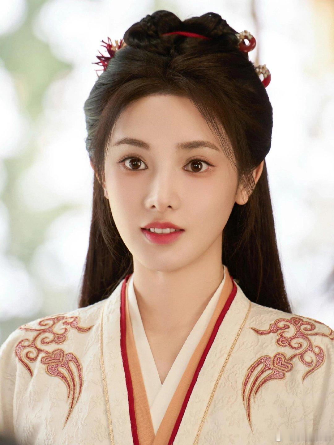 这么美的彭小苒当然得支持一下