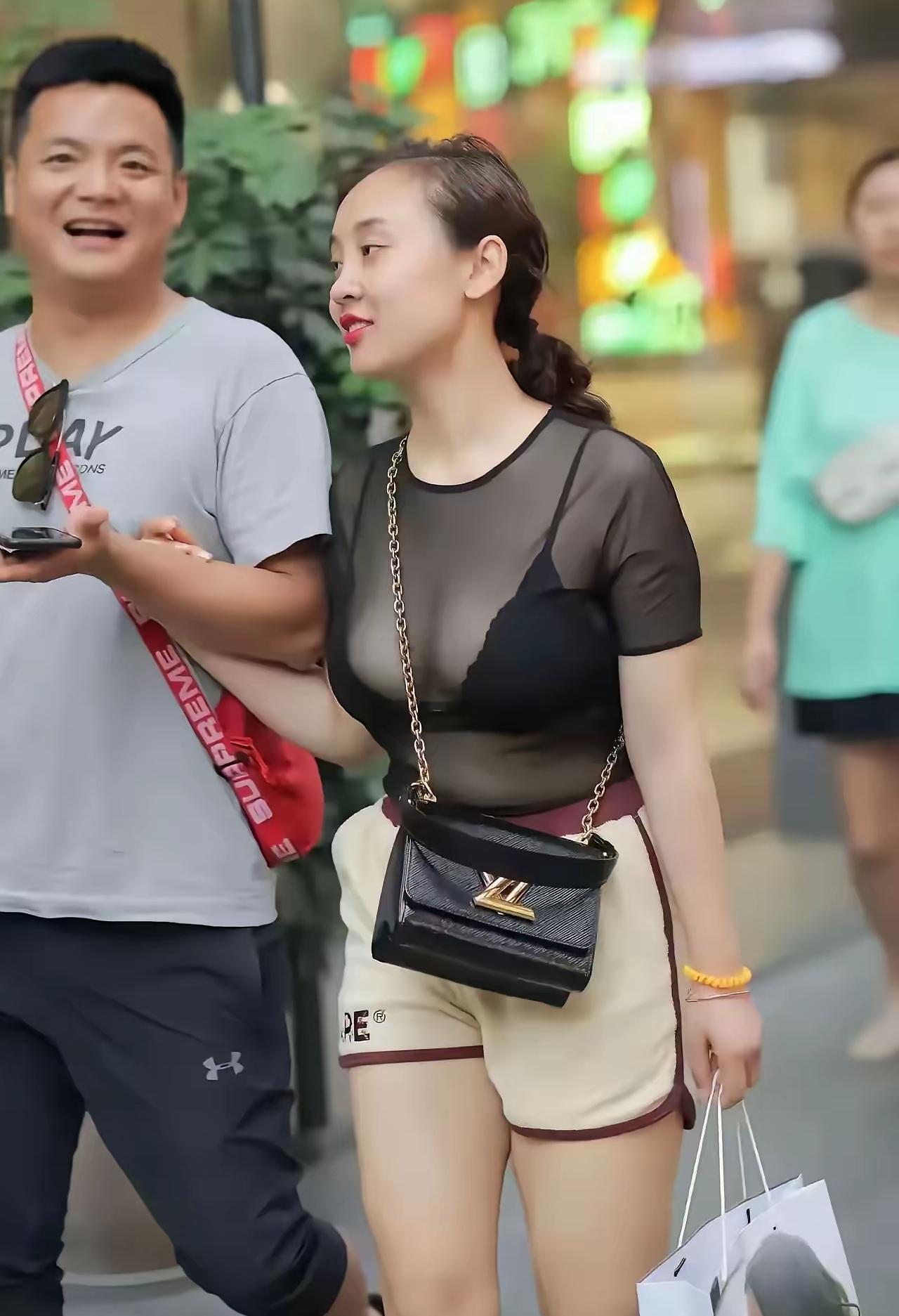 真的会有男人同意自己的老婆穿成这样出门吗？​如果大家都这样穿就无所谓了，没有什