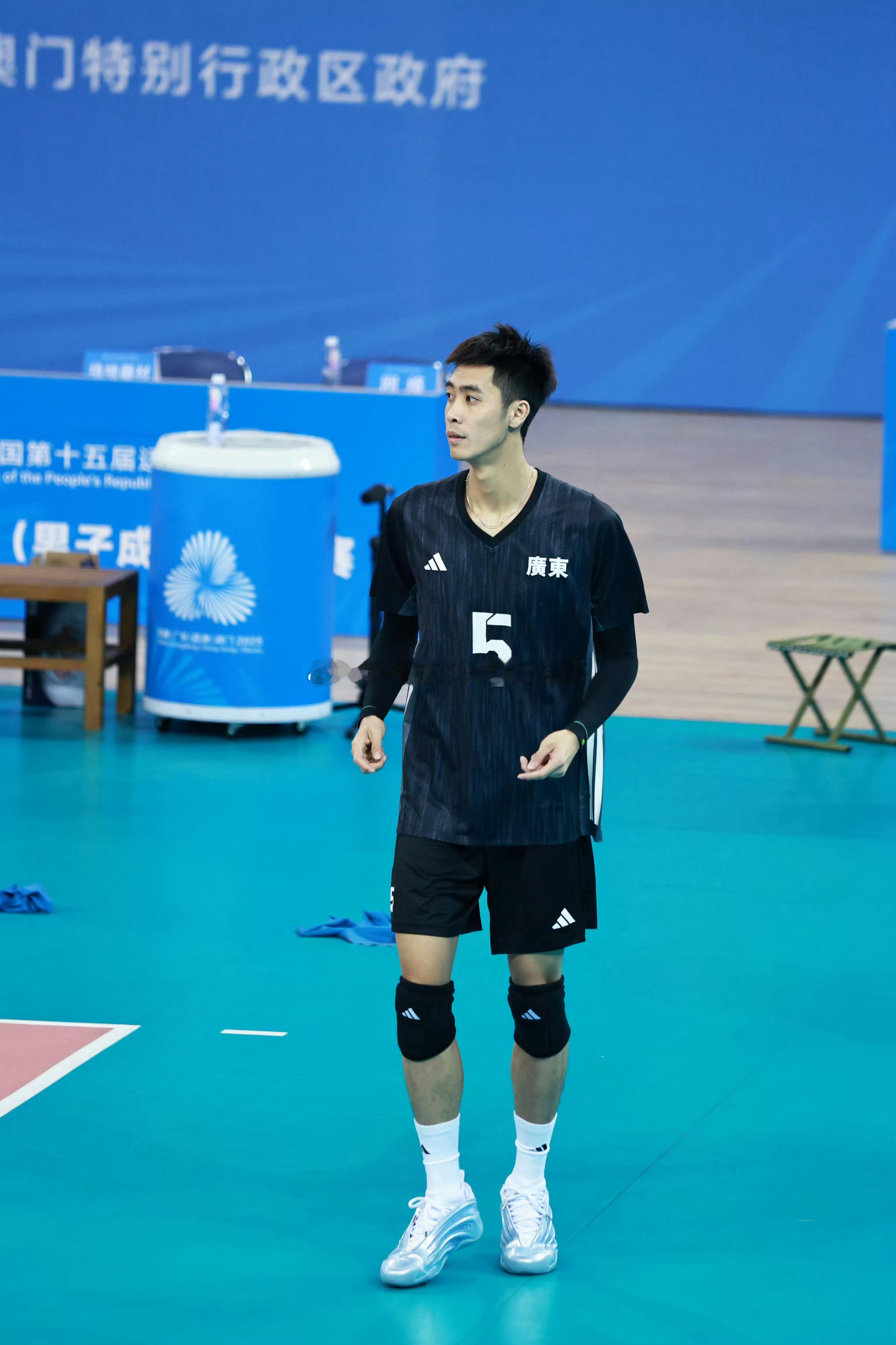 甄嘉聪17分（31扣15中1失误1被拦，2发，48个一传5失误，42%到位率）他