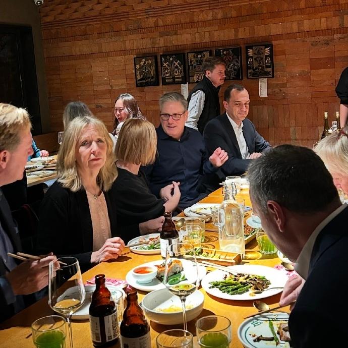 1月28日晚上，英国首相在一家饭店用餐！英国首相斯塔默抵达北京后，也没有立即休
