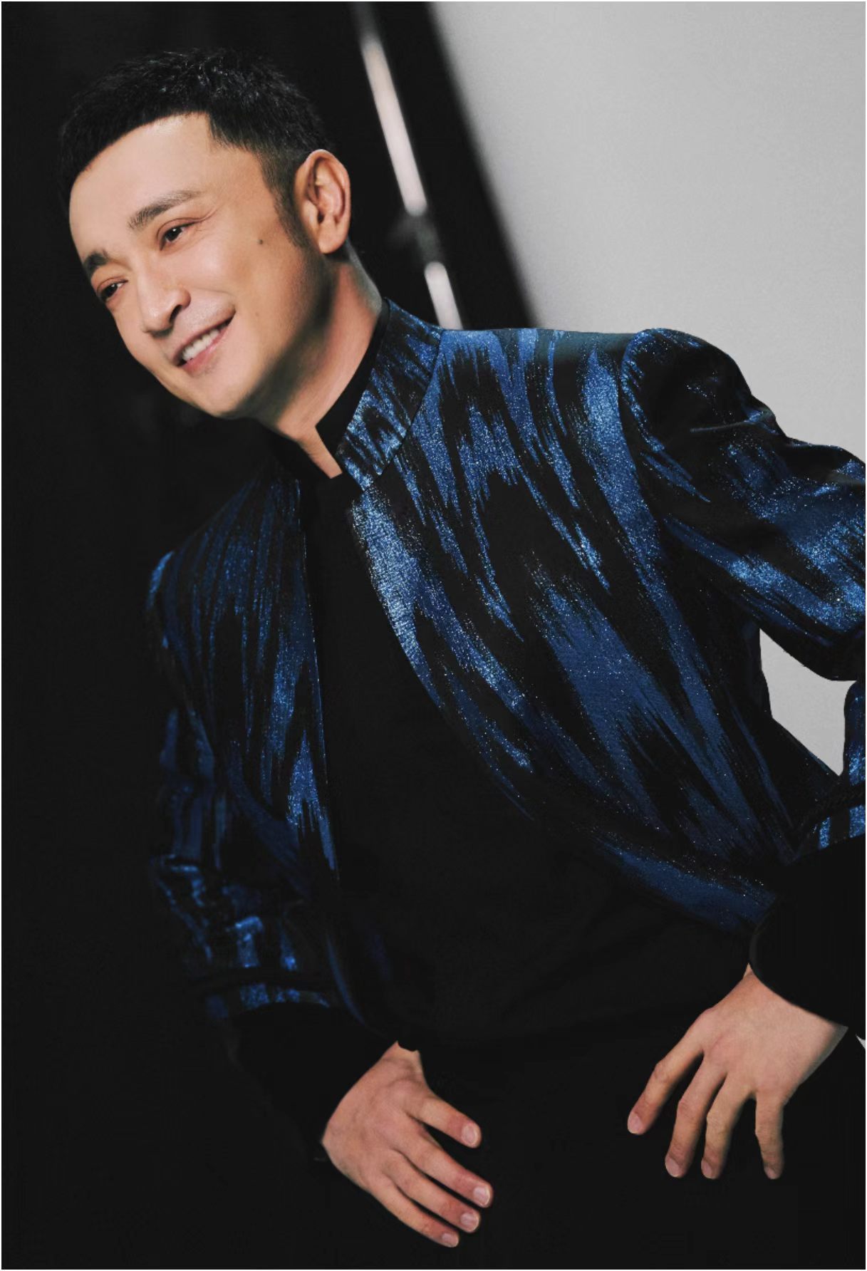 尼格买提晒染发照片主持人尼格买提晒出眼睛肿胀照片配文别染发模样反差感拉满差点没