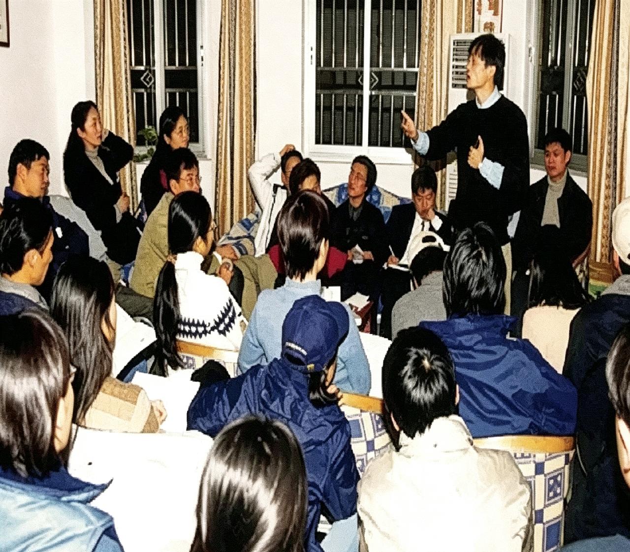 90年代在杭州湖畔花园，马云正对着团队分享想法。就在这套普通居民楼里，阿里十八罗