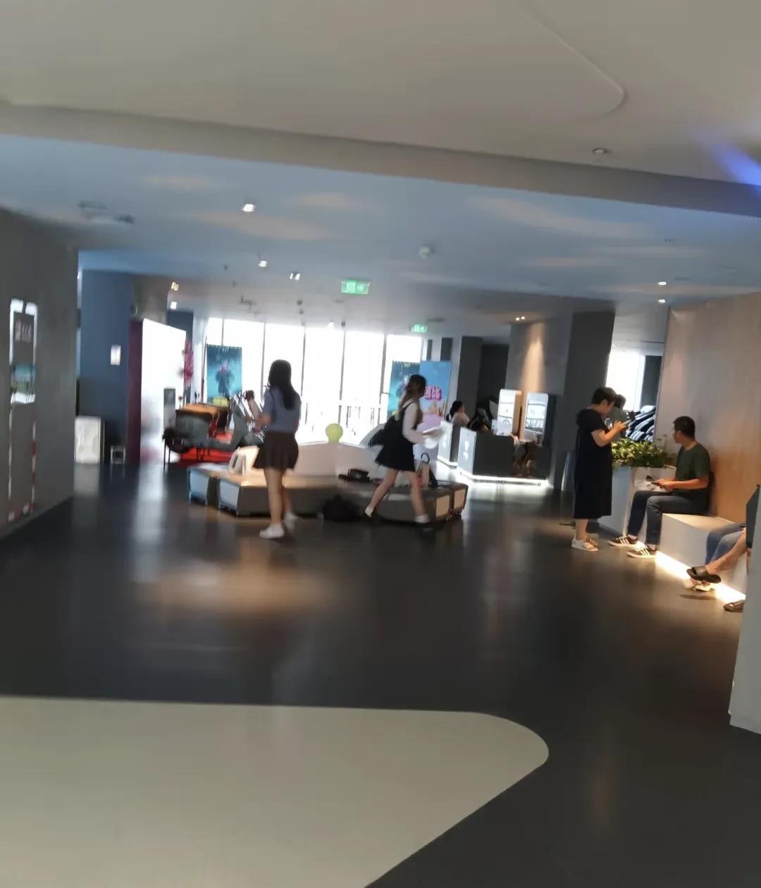 不要嘲笑在商场蹭空调的人。商场蹭空调的人，他们不是开不起空调，也不是买不起空调