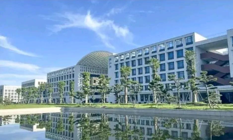 不知道这是为什么？刚允许招生的福耀大学，允许招生，为什么只给50人的名额。既然