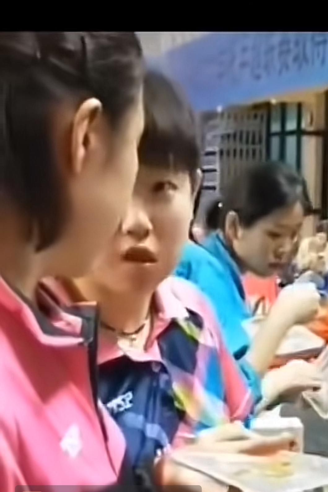 莎：梦姐。梦：嗯，莎莎，干啥？莎：你吃的咋这么慢呢。梦：嗯，不着急慢慢吃