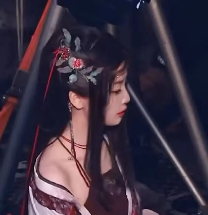 虞书欣这个侧脸还是一如既往难评