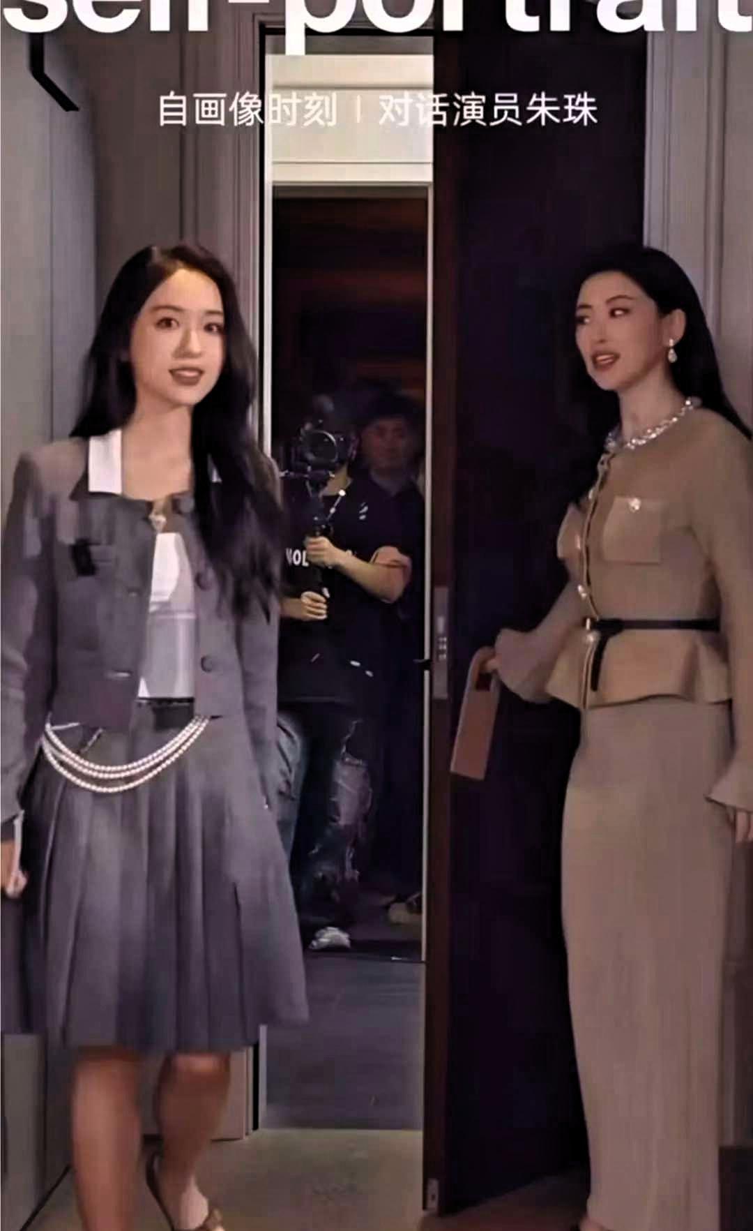 朱珠暖心开门反遭冷遇！主持人无礼举动引热议，细节看穿职业素养