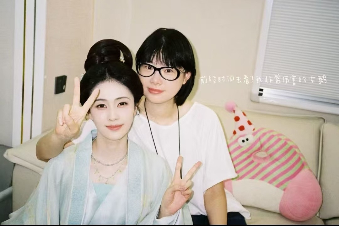 白鹿和叙旧老板娘最新合照，这是白鹿出道前做模特时候的老板。白鹿没有因为爆红忘却初
