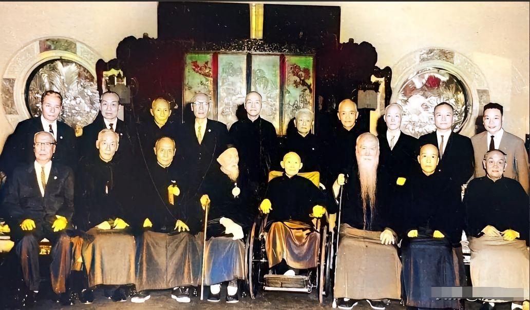 这是一张拍摄于上世纪50年代、在香港拍摄的国民党元老级人物合影，认识五位，算我输