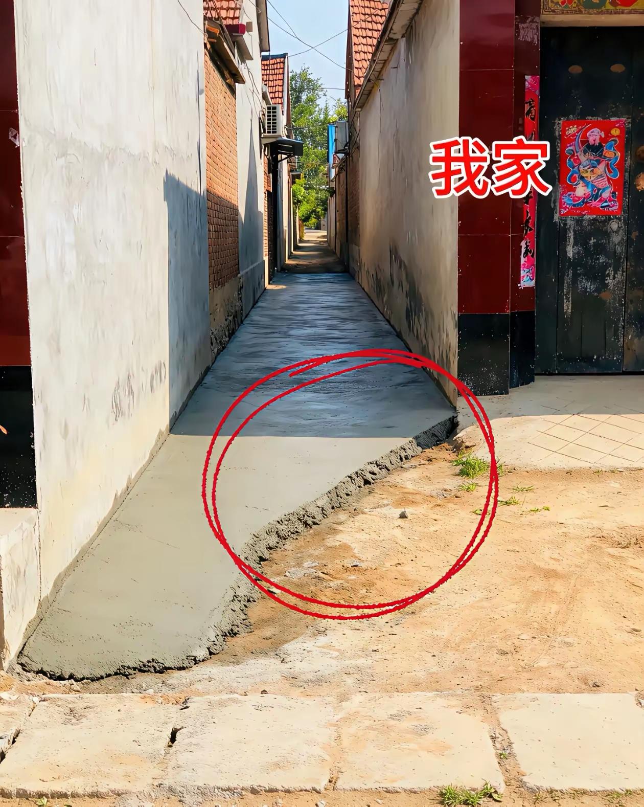 都说农村人大方，大家看看，邻居铺路就差这一点了，多用一袋子水泥就能全部铺好，可邻