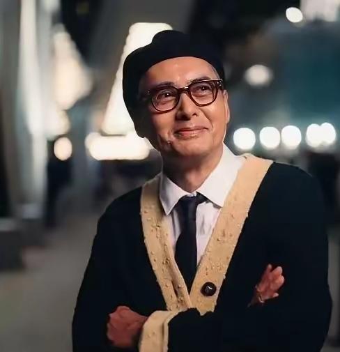 香港现在能够在MAMA晚会上撑起场子的，只有70岁的周润发和71岁的成龙，其他人