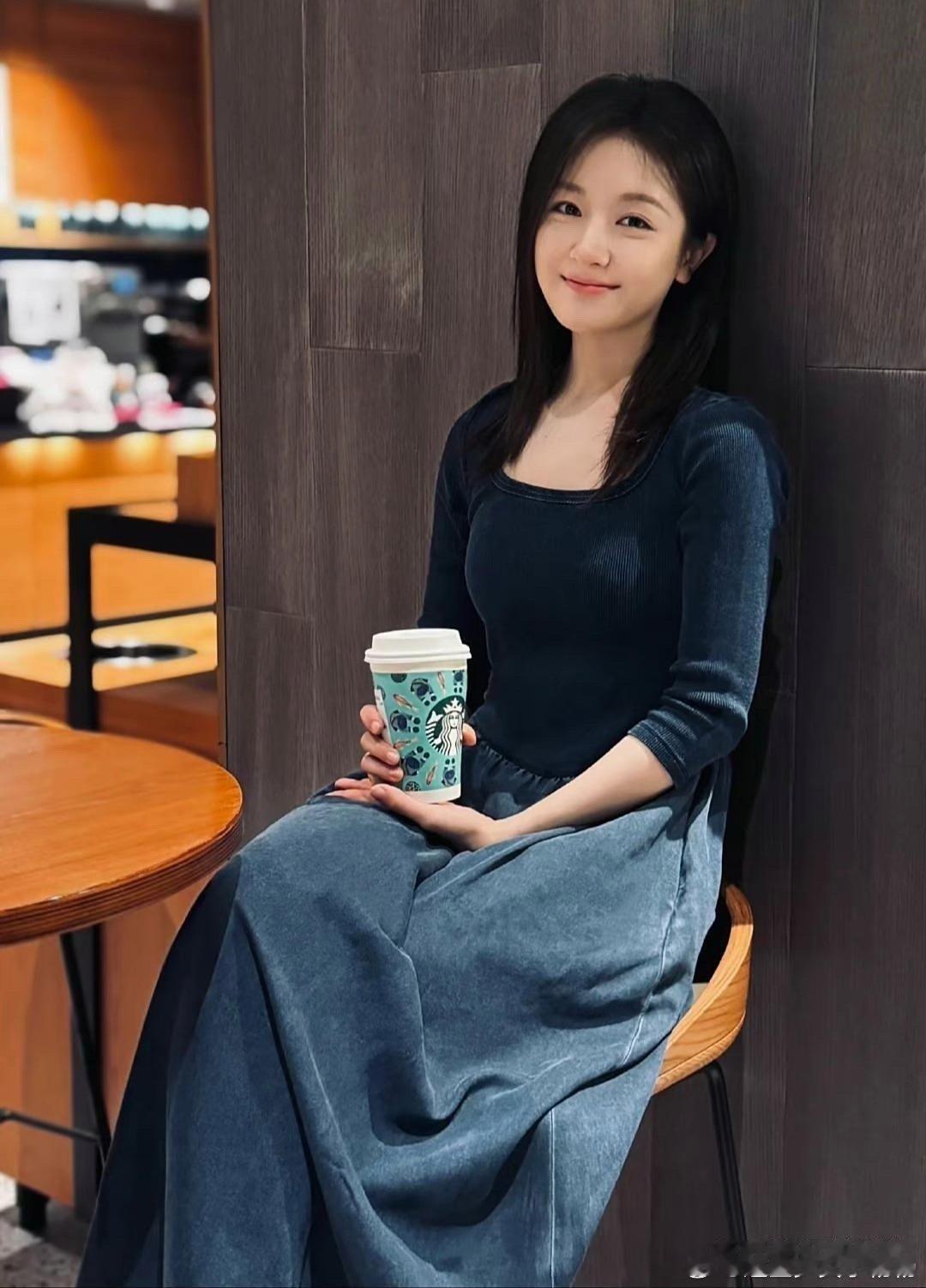 李兰迪是不是换经纪人啦？感觉更像是造型师突然开窍，最近她的照片一组比一组美，气质