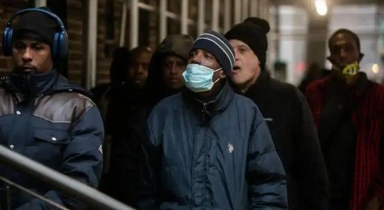 中方替1.27亿美国人，就“斩杀线”提问美财长，得到的答复令人绝望 美国财长