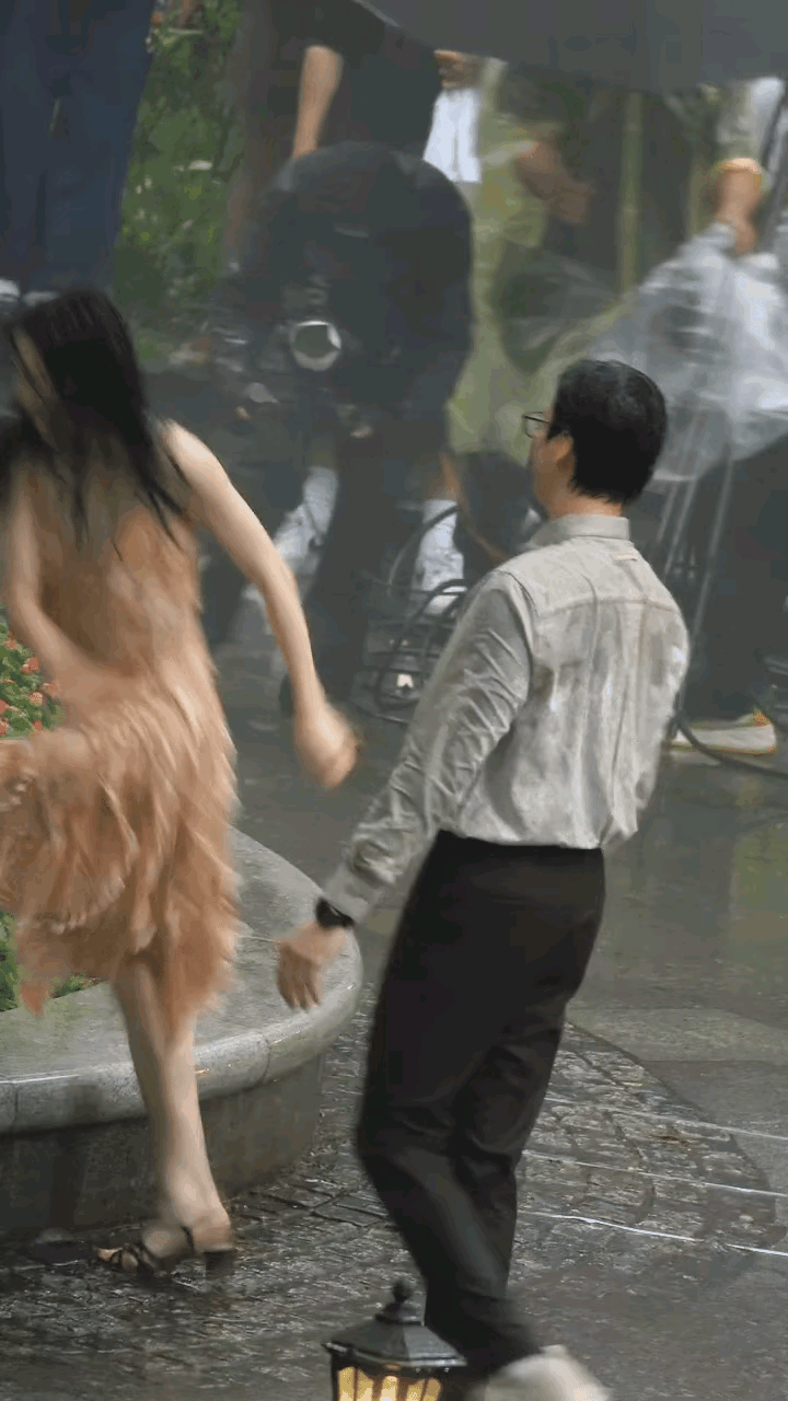 钟楚曦，不像演的。最近，钟楚曦和陈伟霆新剧路透在全网疯传，不少网友表示：两人