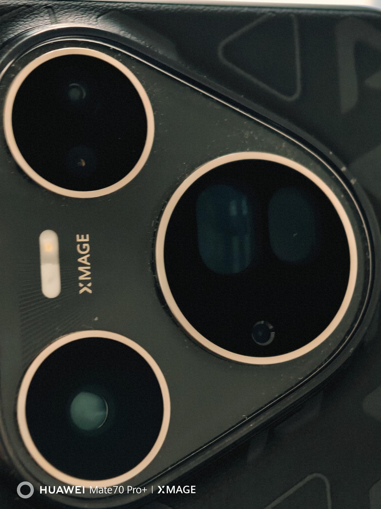 Pura80ultra双摄镜头下的魔幻通勤天桥下那位橙色骑行小哥，大概不知道