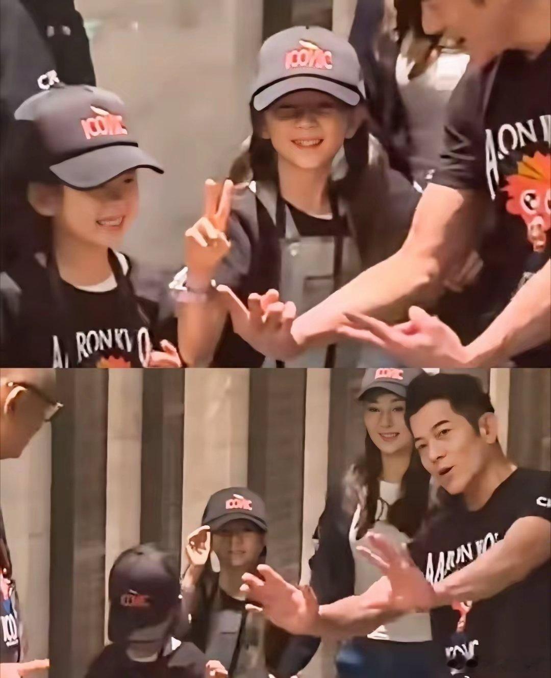 郭富城一脸的傲娇。佛山演唱会结束后，郭富城带着两个女儿走向等候的粉丝。他对着镜头