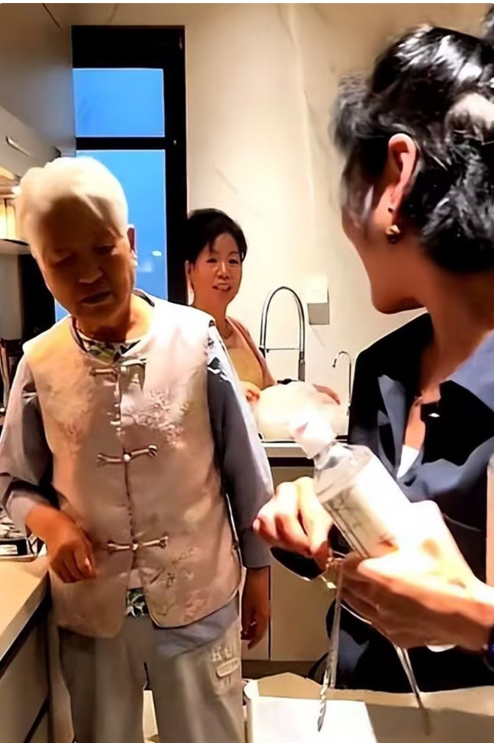岳云鹏在北京的3000万豪宅，把80多岁母亲接来北京住，妻子最孝心