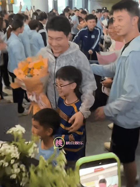 咦？谁送给王皓指导的蓝色妖姬？这么大一捧！[捂脸哭][捂脸哭]斩获伦敦世乒团体赛男