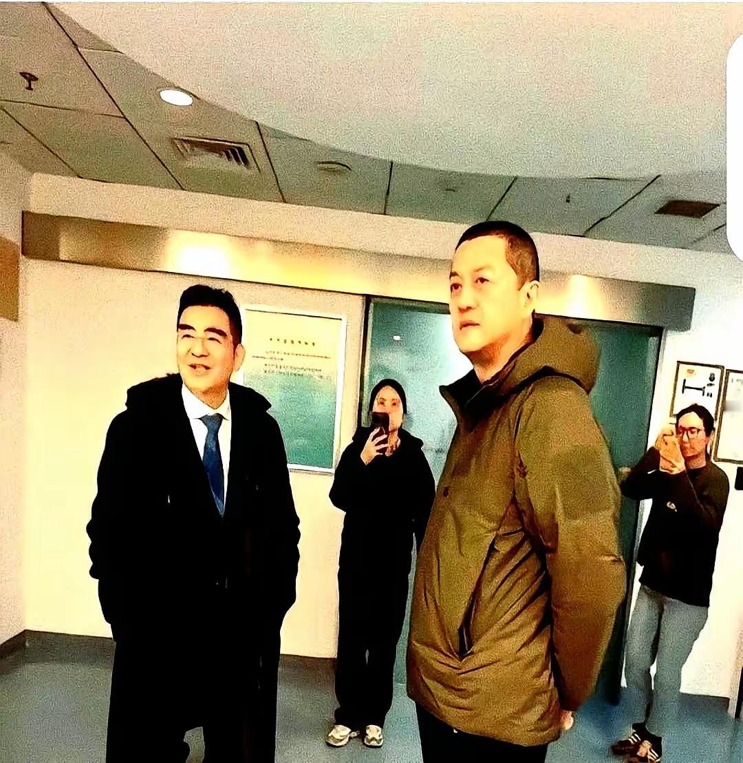 看李亚鹏在饭局上那几下操作，算明白为啥有人欠着几个亿还能活得那么体面了。太