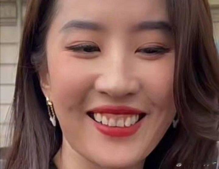 就算怼脸放大生图看这个法令纹(笑纹)也是美的你敢怼脸看刘亦菲的牙花嘛