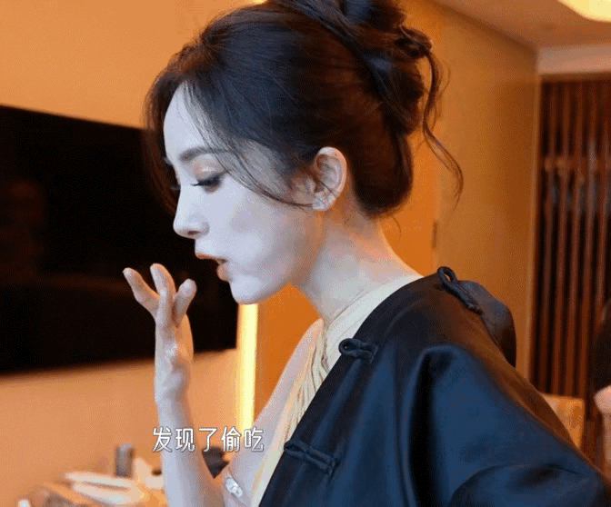 感觉杨幂还是挺在意整容的有意无意的都在证明自己的下骸骨但是嘴巴张不开好像也是