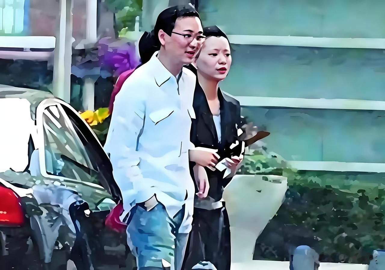 比起董卿，密春雷前妻金晶才是真聪明！分手只要娃、房本和股份，现在41岁（注：龙凤胎21岁，她大概四十