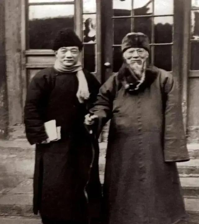 1953年9月，徐悲鸿因脑溢血病逝。妻子廖静文拿不定主意：“要不要和齐白石先生说