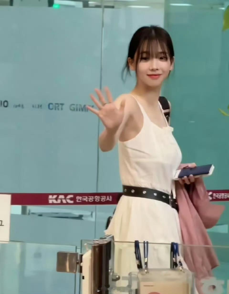 此女是如何做到胸又大背又薄手臂细的？